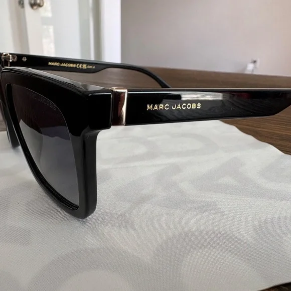 NWOT Marc Jacobs Black Sunglasses w/ Case and Glasses Cloth